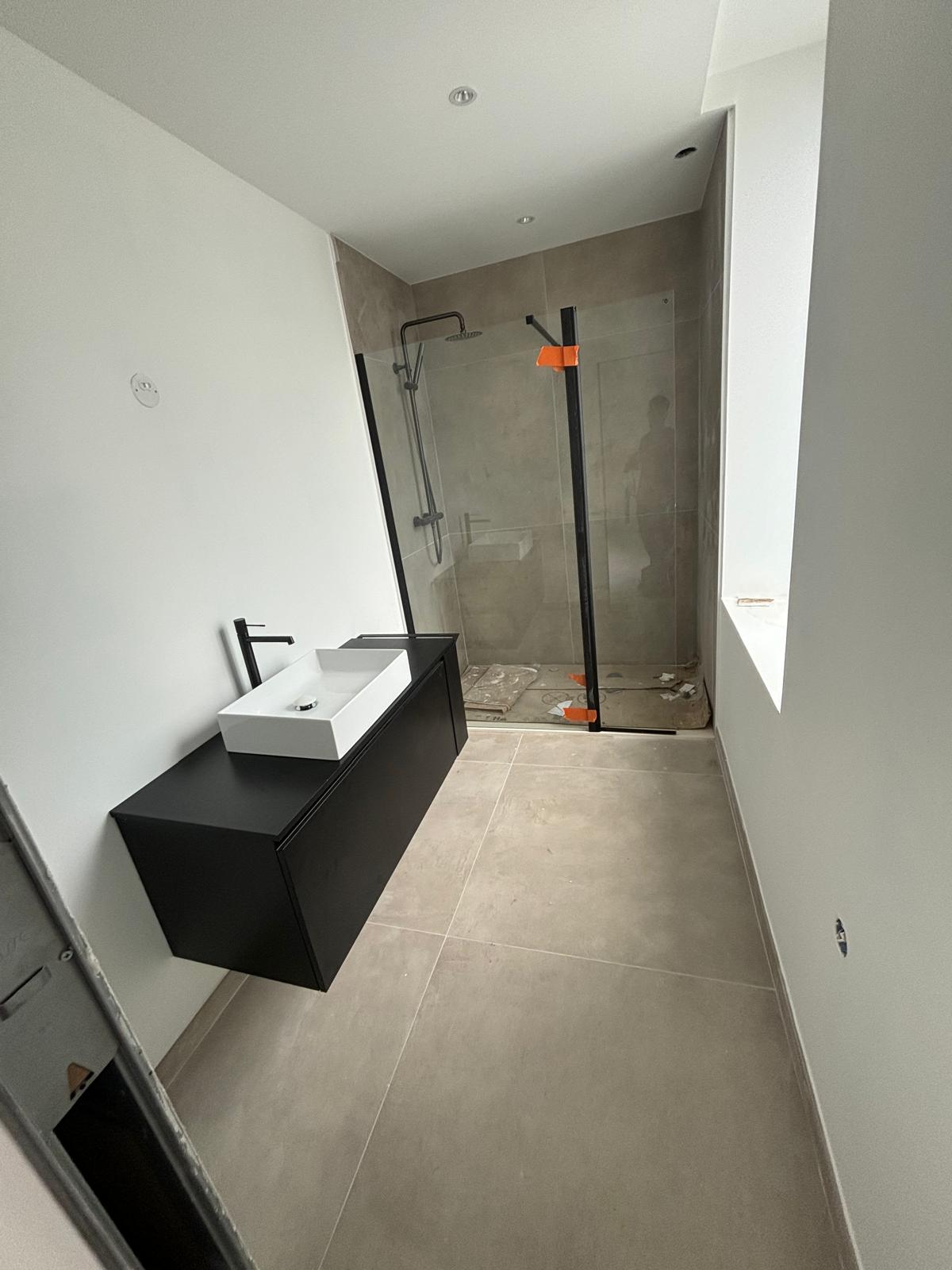 Douche à l'italienne effet béton ciré avec vasque posée