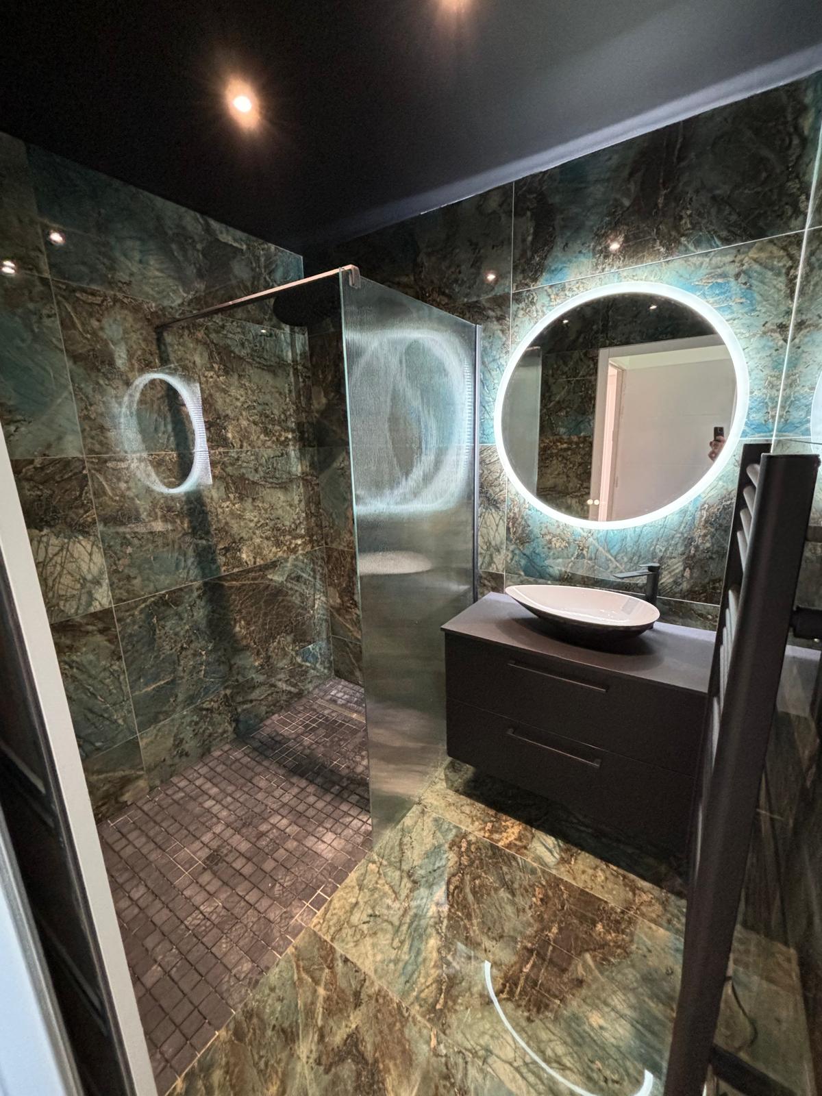 Douche à l'italienne en carrelage marbre vert