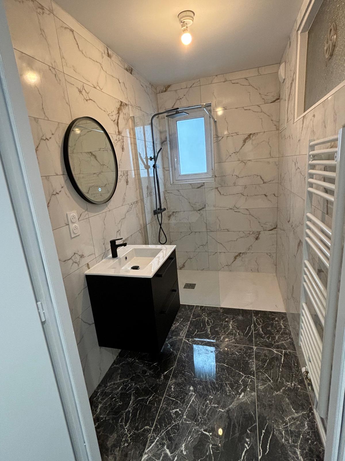 Douche à l'italienne en marbre avec meuble noir et sèche-serviettes à Lorient