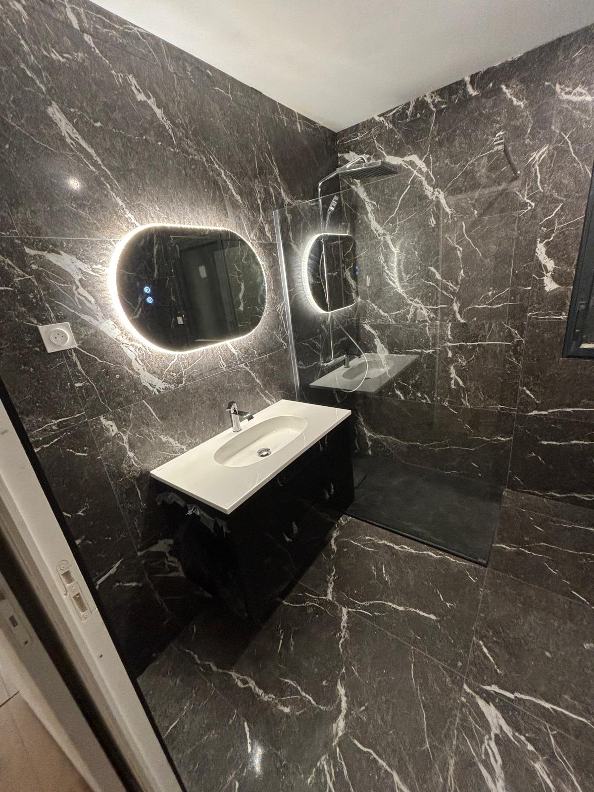 Douche à l'italienne en marbre noir avec miroir LED et meuble suspendu à Lorient