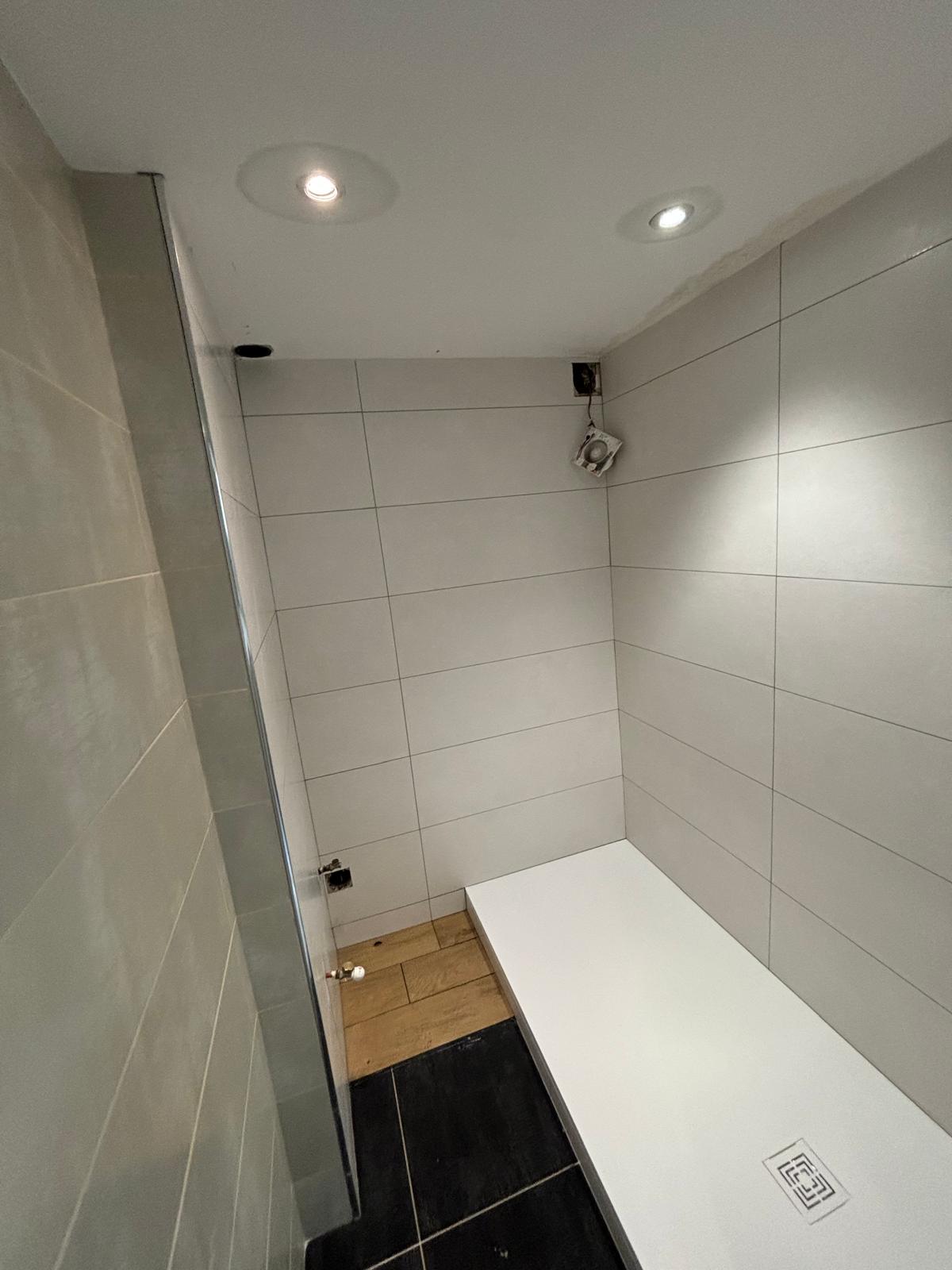Douche à l'italienne avec receveur extra-plat blanc et faïence grand format