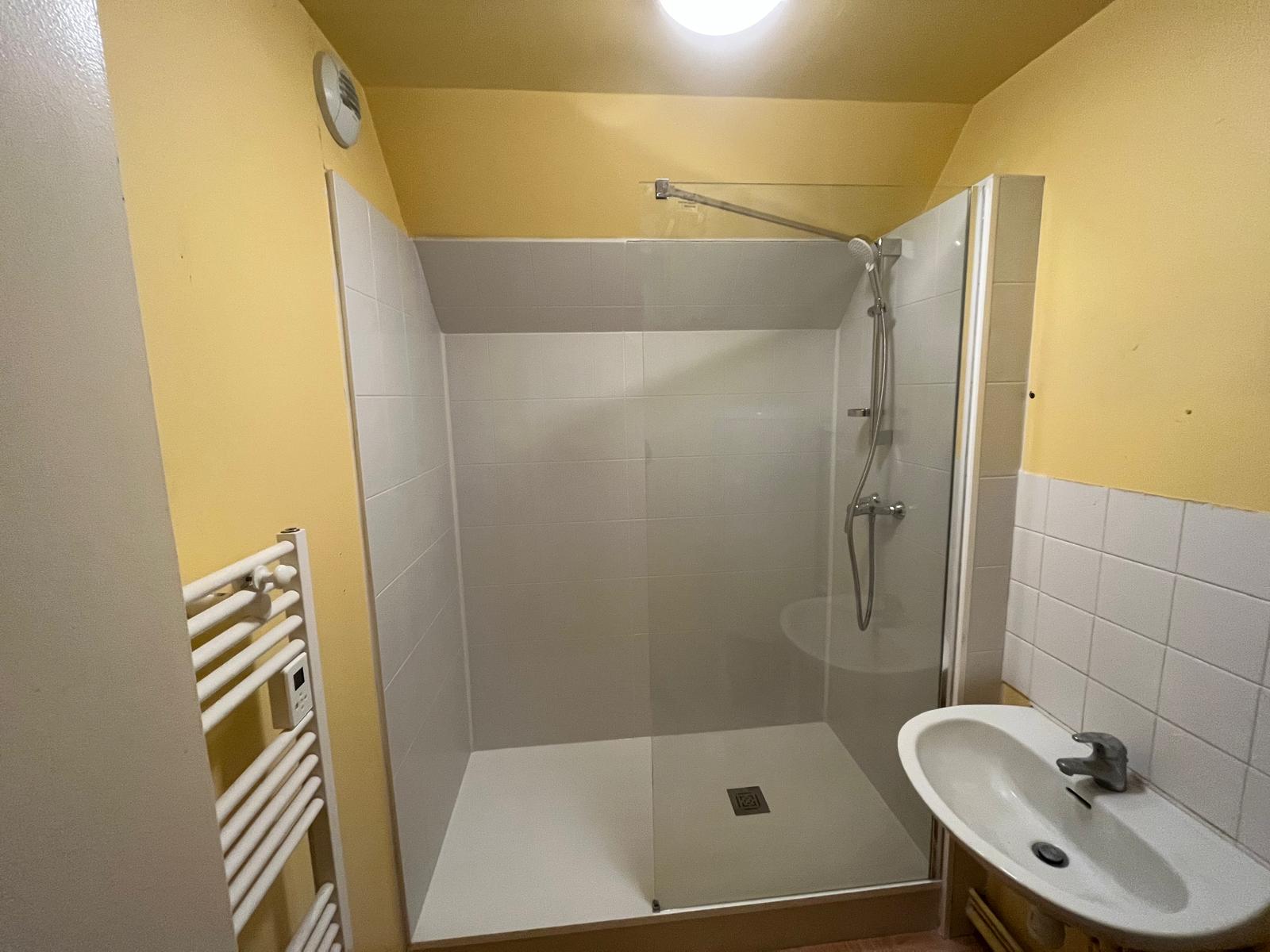 Douche de plain-pied installée sous rampant
