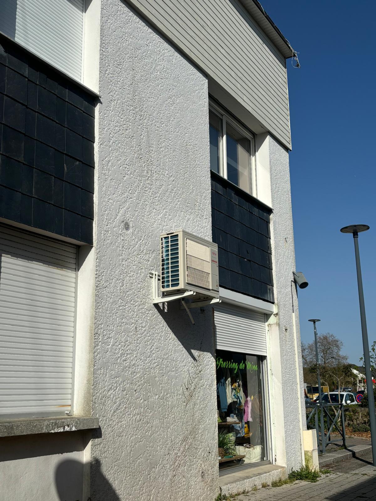 Unité extérieure de pompe à chaleur installée en façade à Lorient