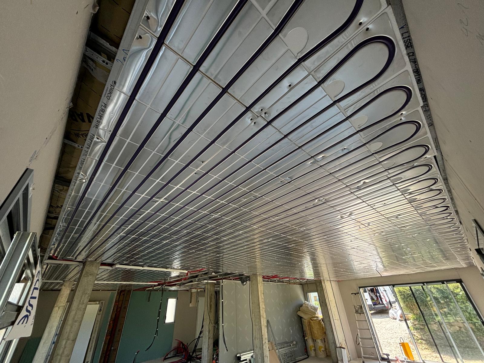 Plafond chauffant rafraîchissant en cours de pose, secteur de Lorient