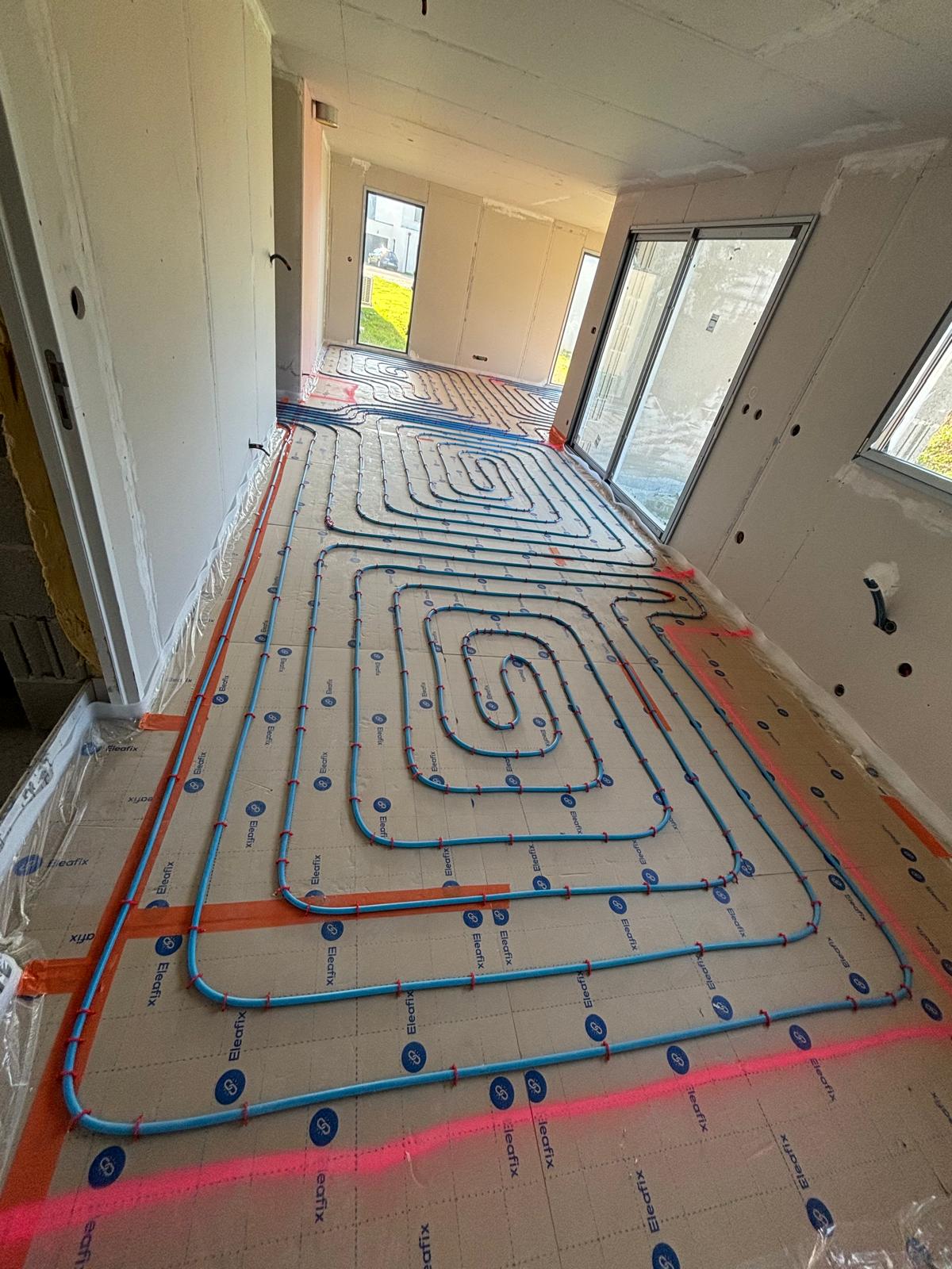 Pose des tubes PER d'un plancher chauffant à Lorient