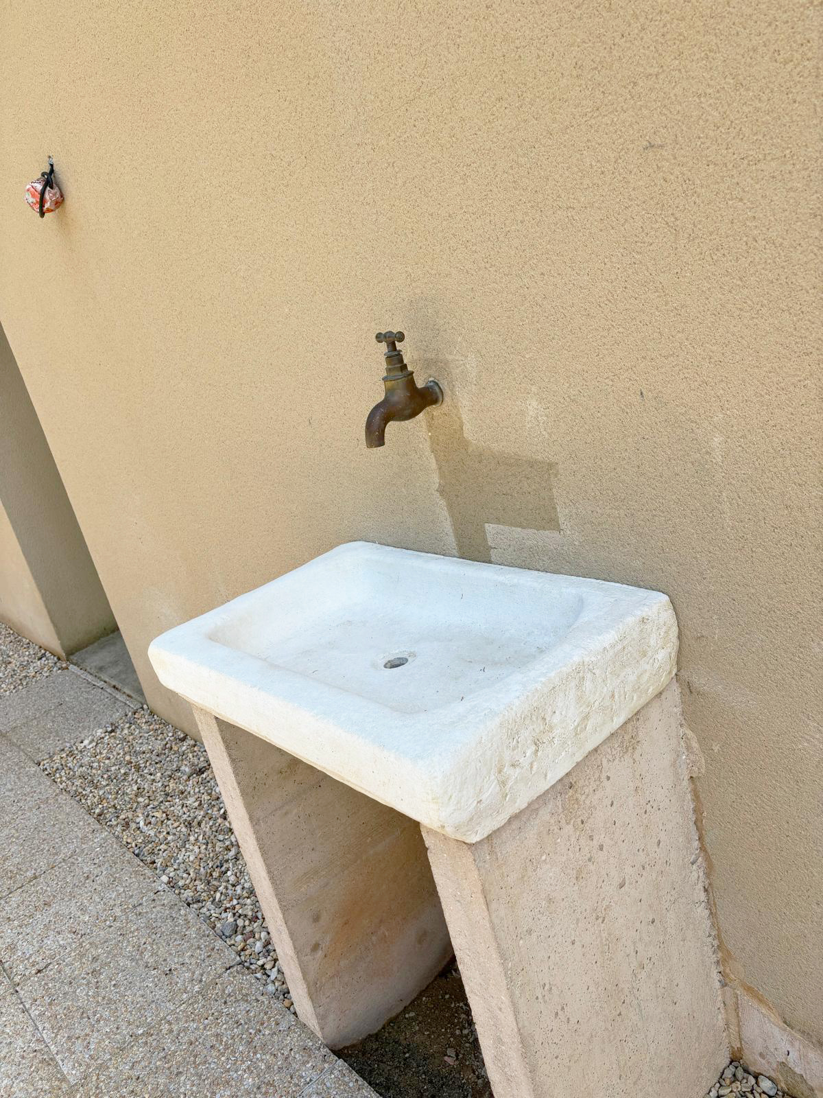 Point d'eau extérieur avec robinet laiton et évier en pierre