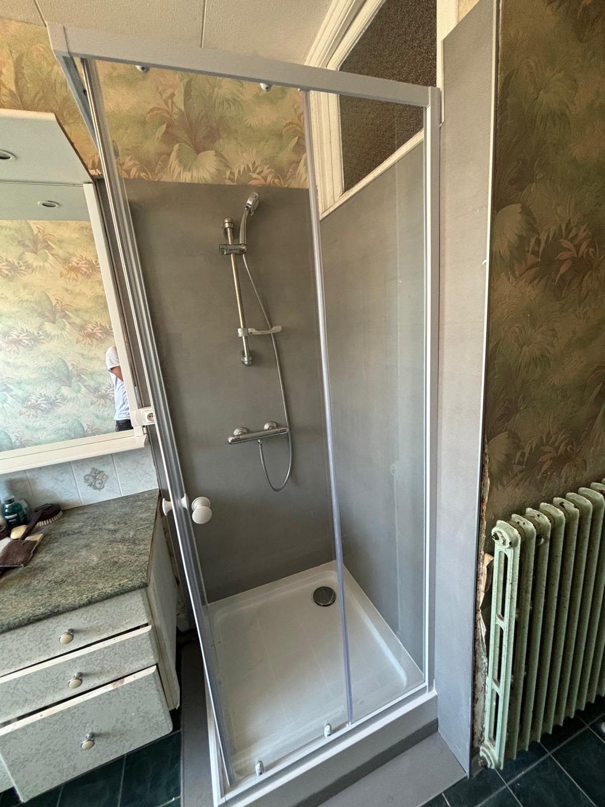 Douche avec receveur blanc et parois coulissantes après travaux