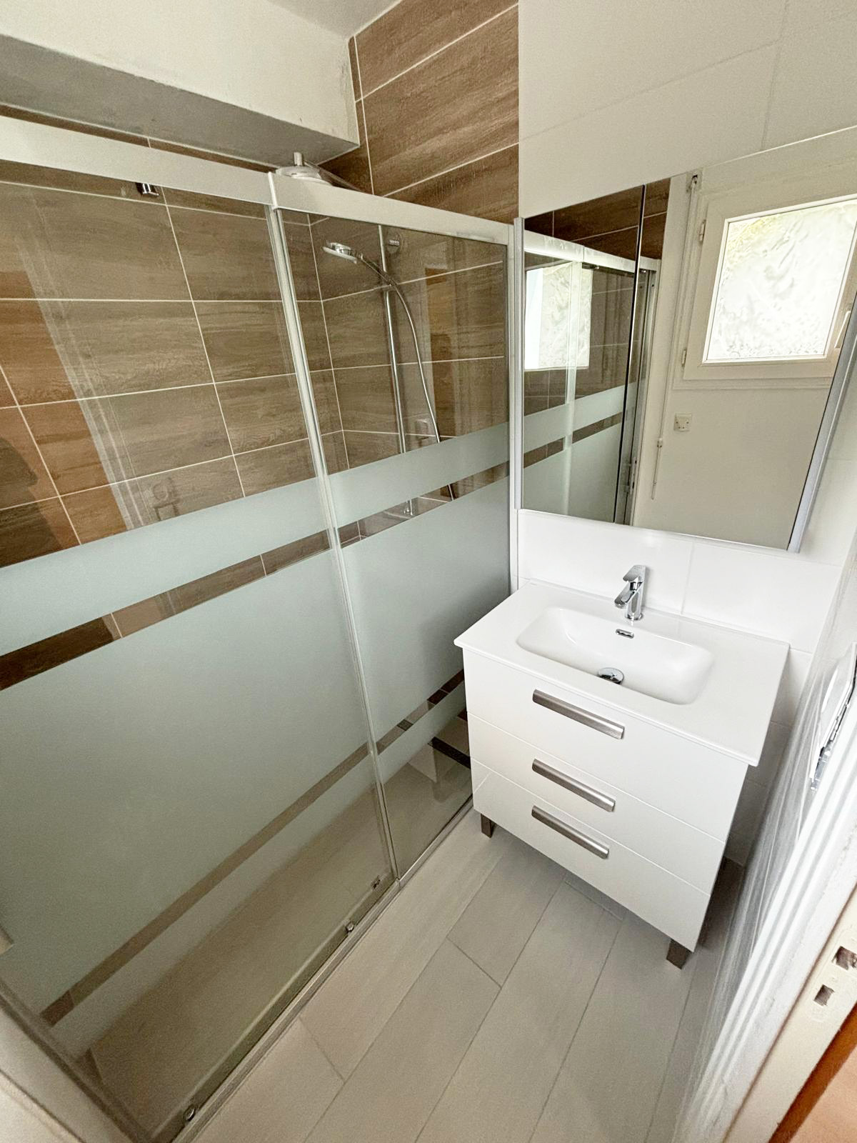 Carrelage et joints dans une salle d'eau