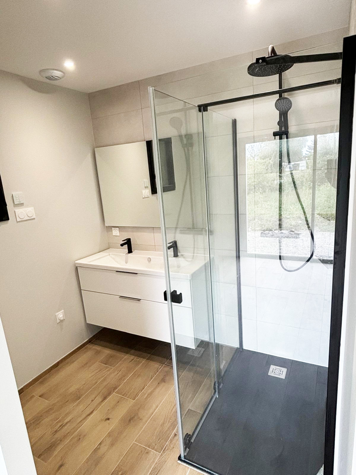 Douche avec receveur effet ardoise et robinetterie noire