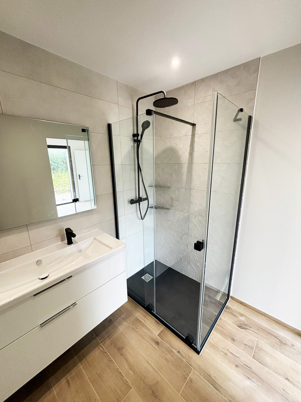 Receveur extra-plat posé au niveau du sol dans une salle de bains à Lorient