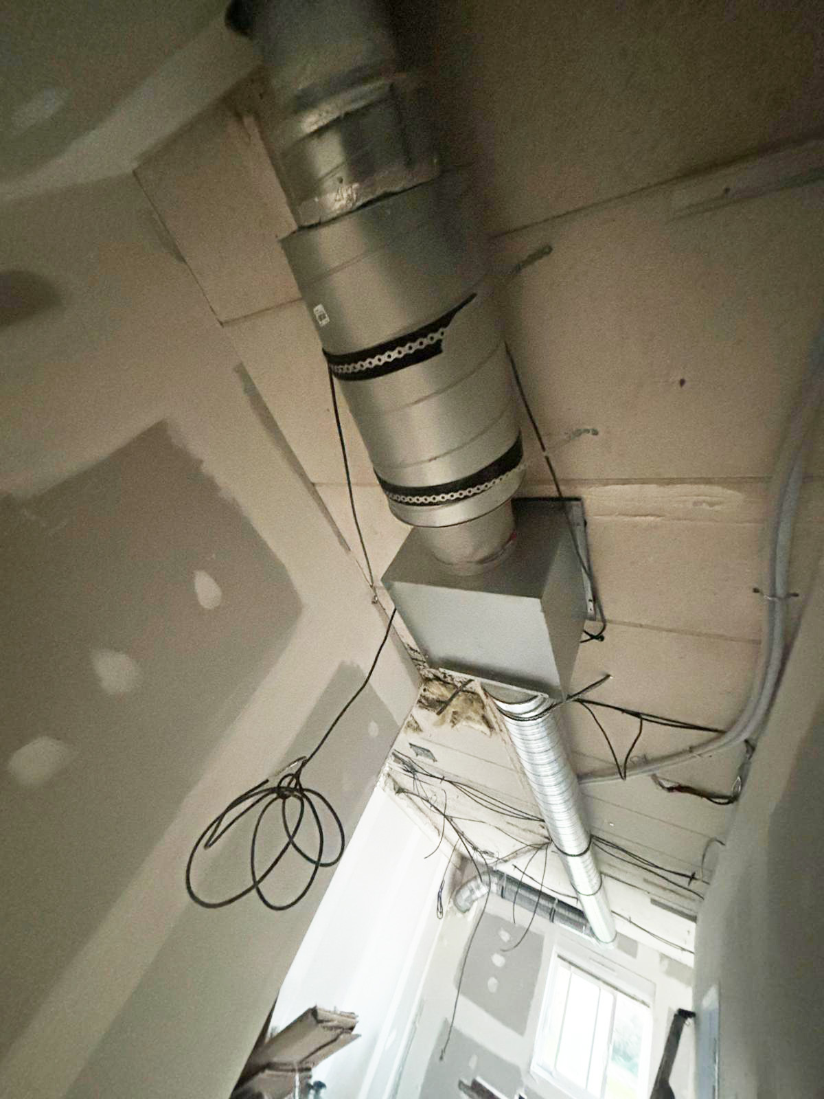 Caisson de répartition de VMC et conduits installés à Lorient