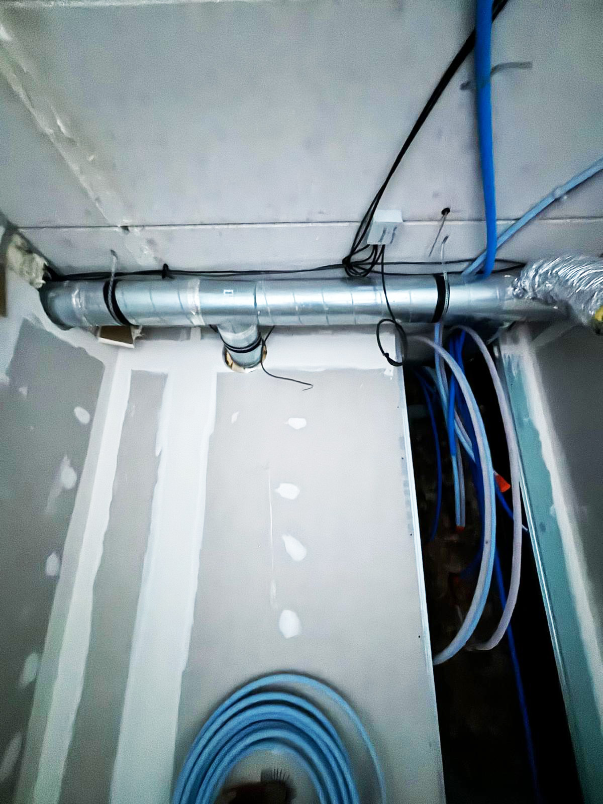 Réseau de VMC en conduit galvanisé en faux plafond